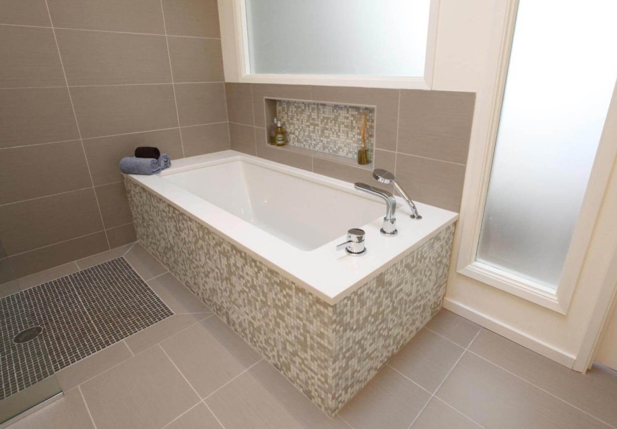 Ванна встроенная в плитку