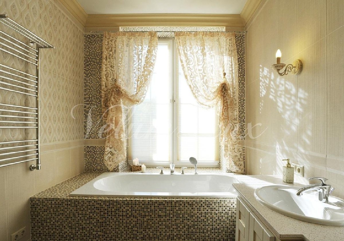 Интерьер ванны с окном