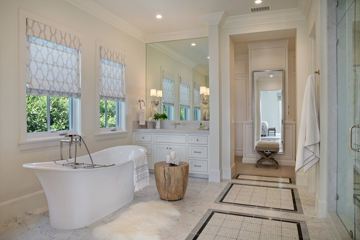 Ванная комната с большим окном