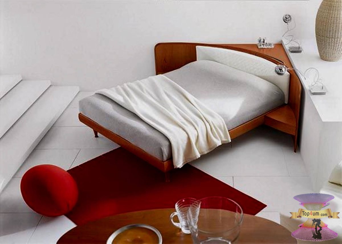 Кровать в углу