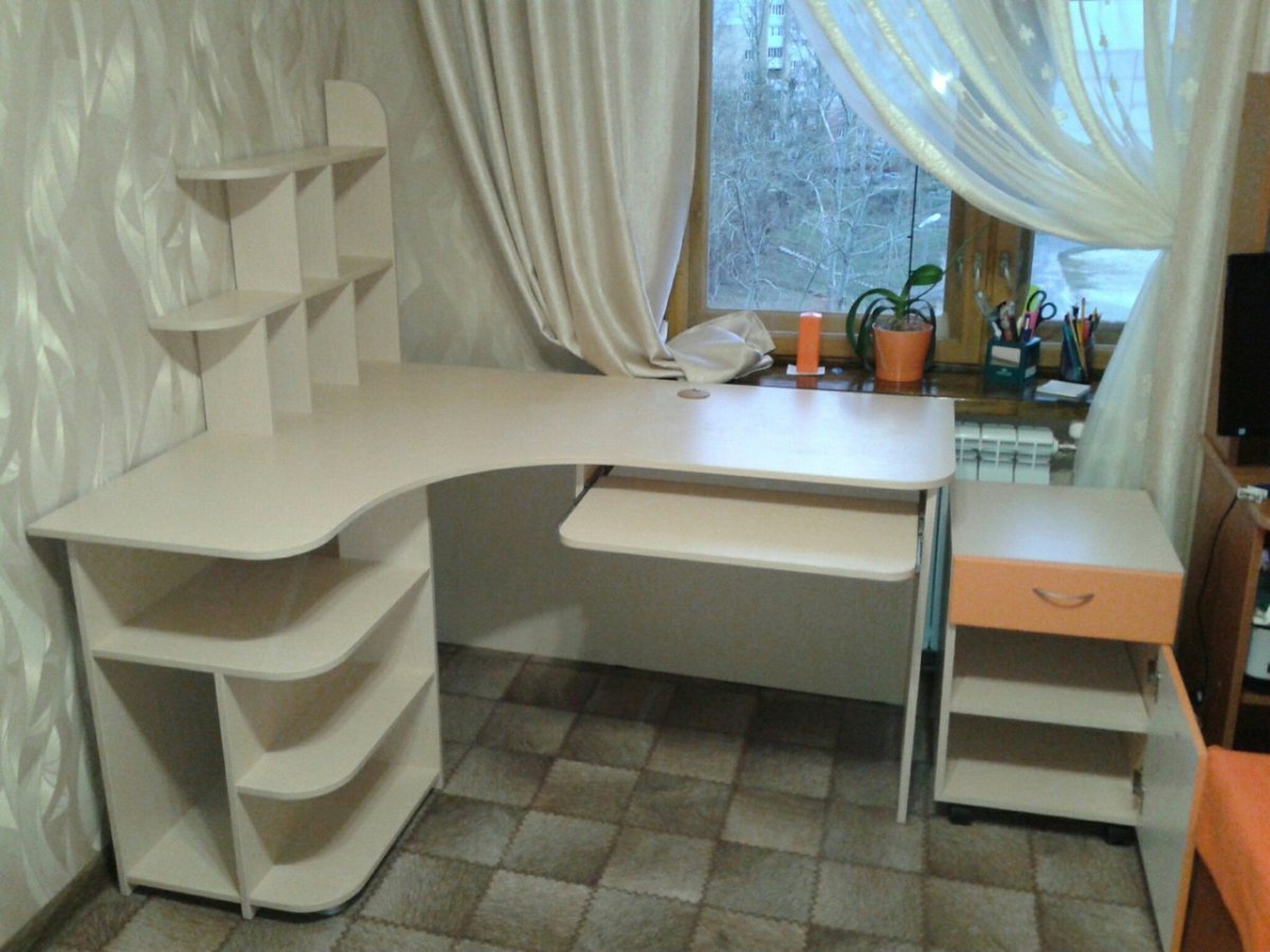 Угловой стол для школьника