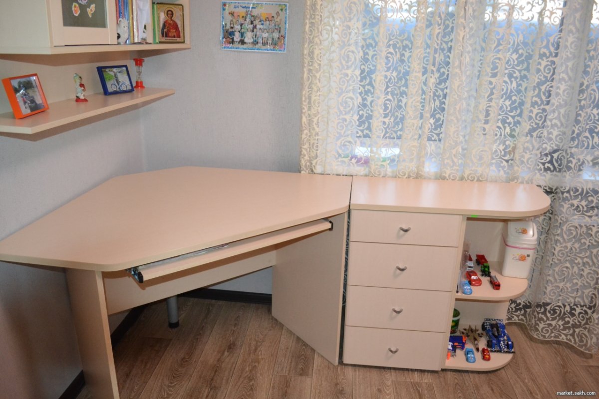 Детский письменный стол с выдвижным столом