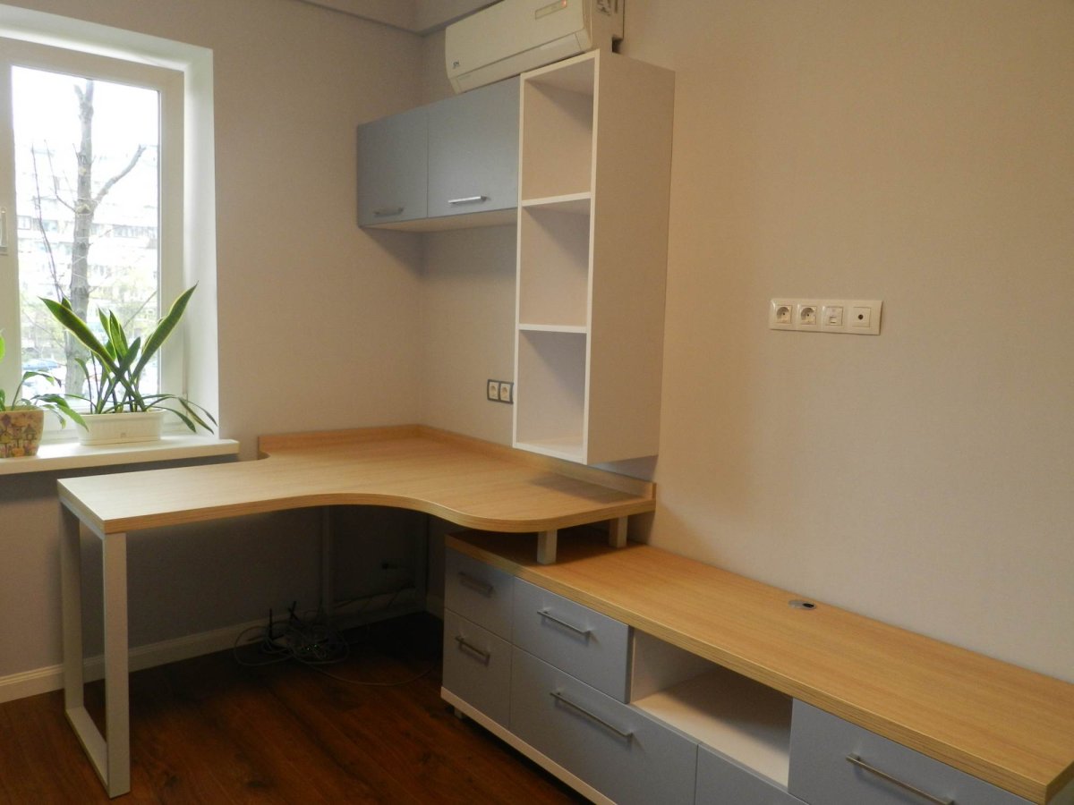 Письменный стол для школьника угловой у окна