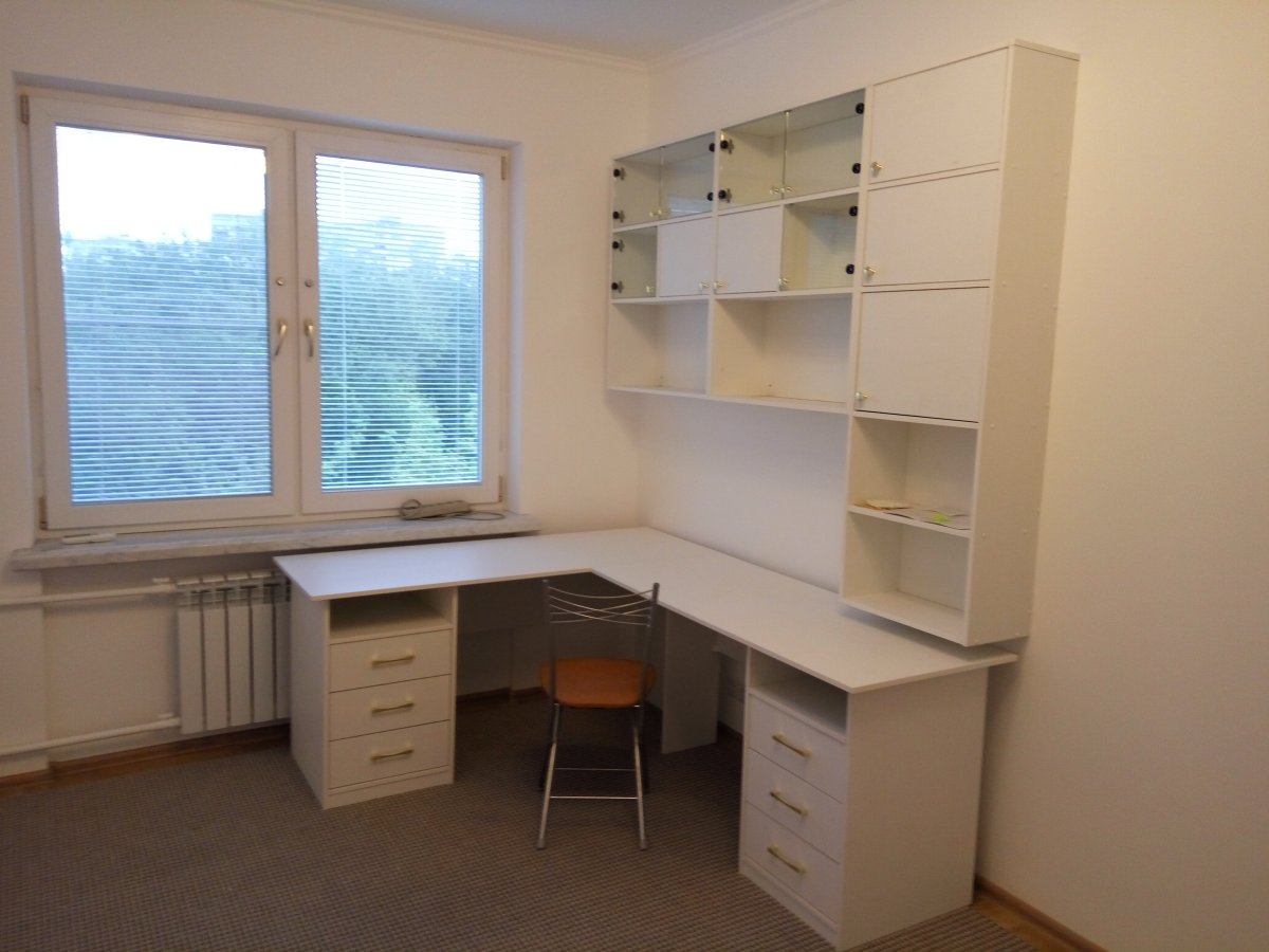 Письменный стол для школьника у окна