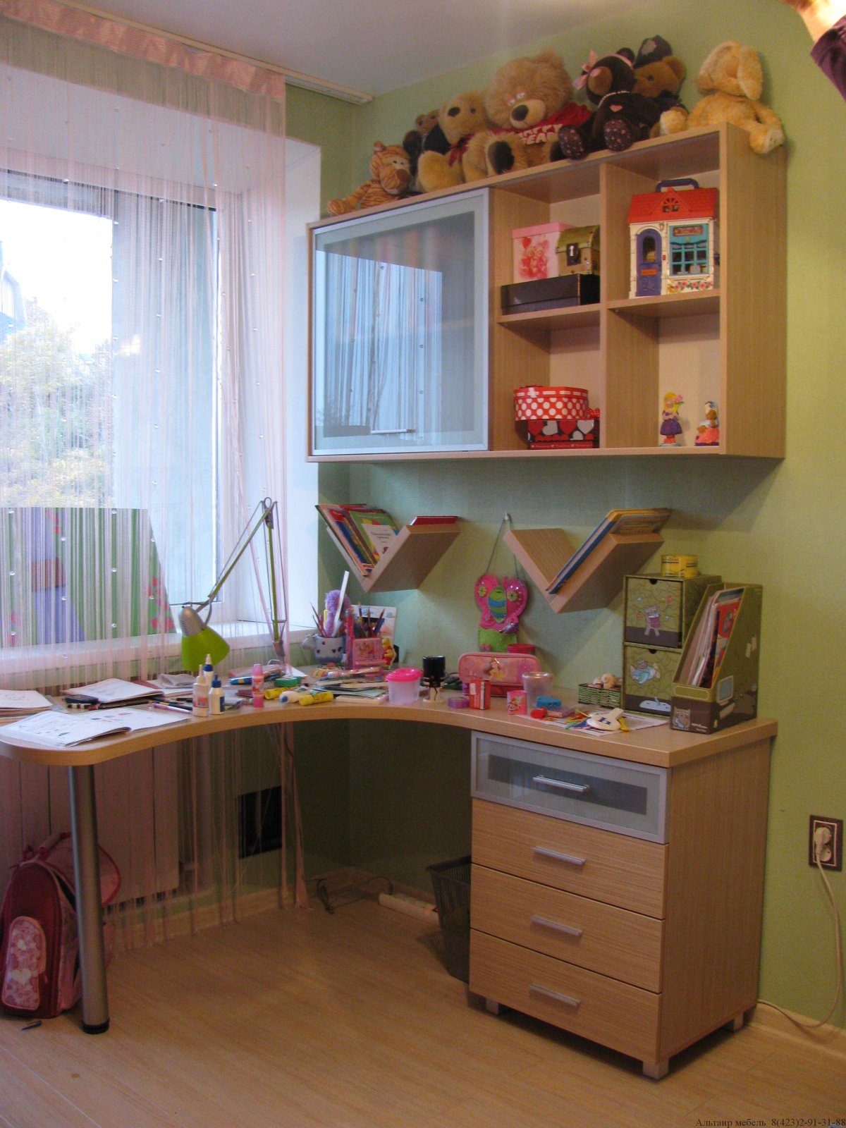 Детский угловой стол у окна