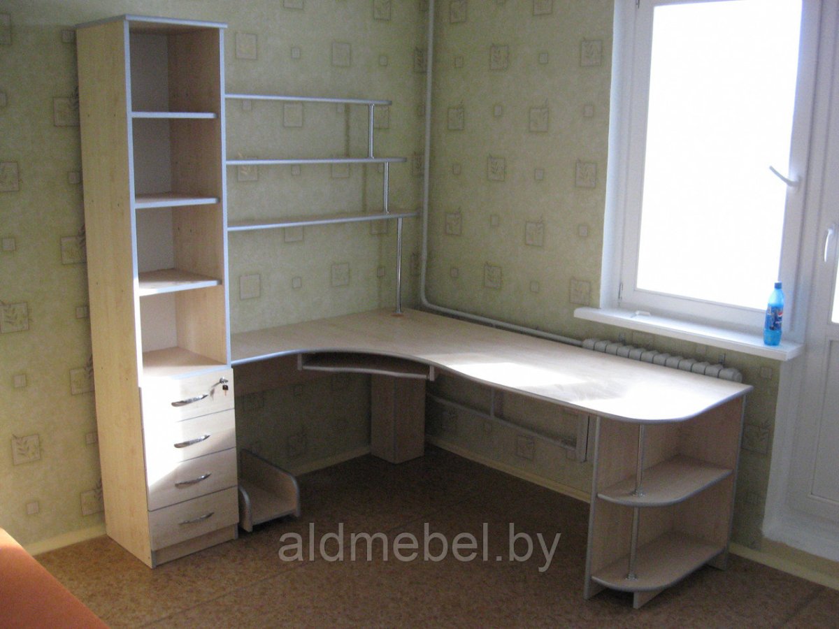 Угловой компьютерный стол возле окна