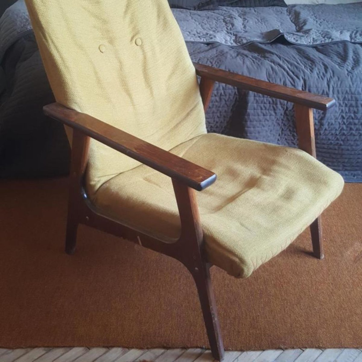 Советское раскладное кресло с деревянными подлокотниками