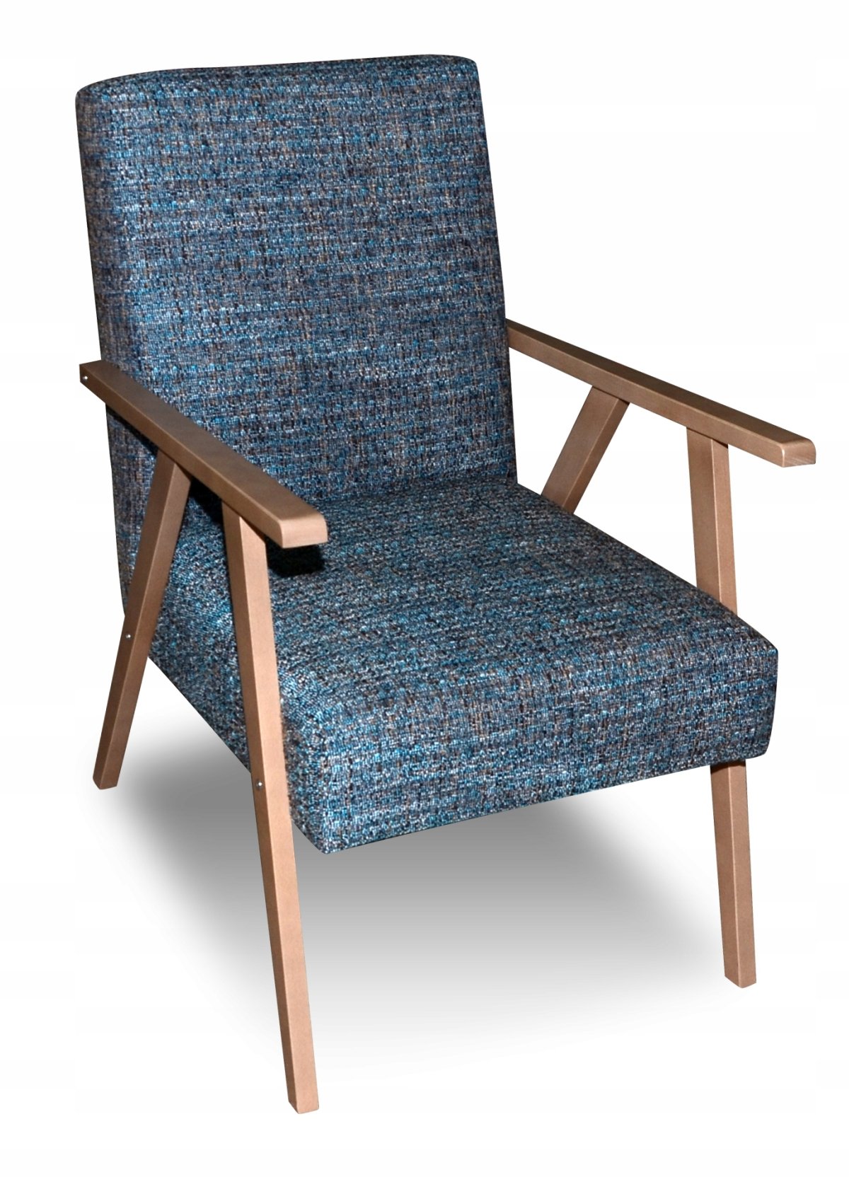 Кресло с деревянными подлокотниками