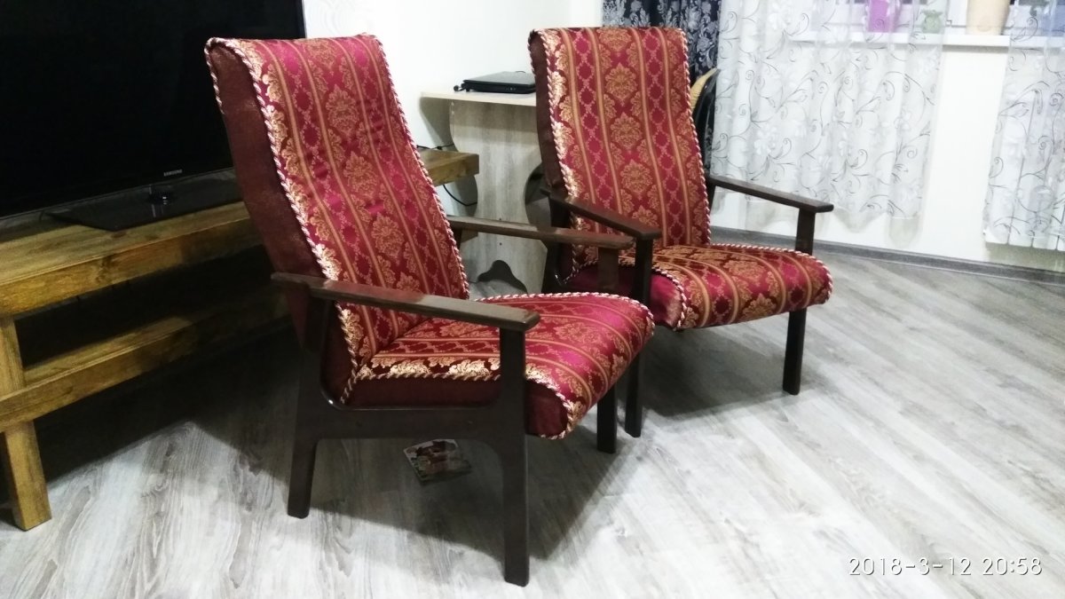 Накидка на кресло с деревянными подлокотниками