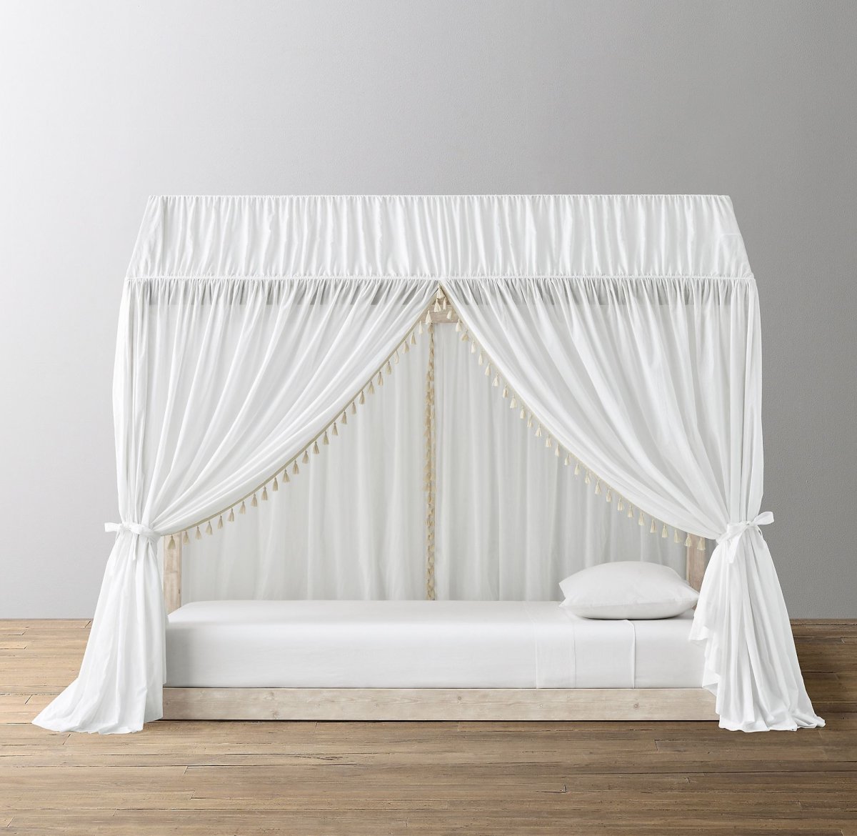 Кровать с занавесками для девочки белая