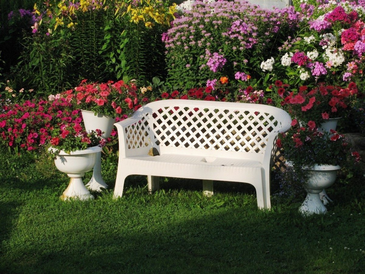 Скамейка с цветником