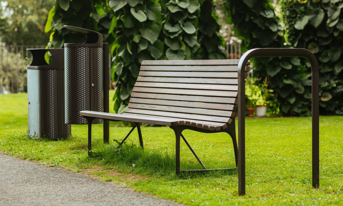 Скамейка с мусоркой