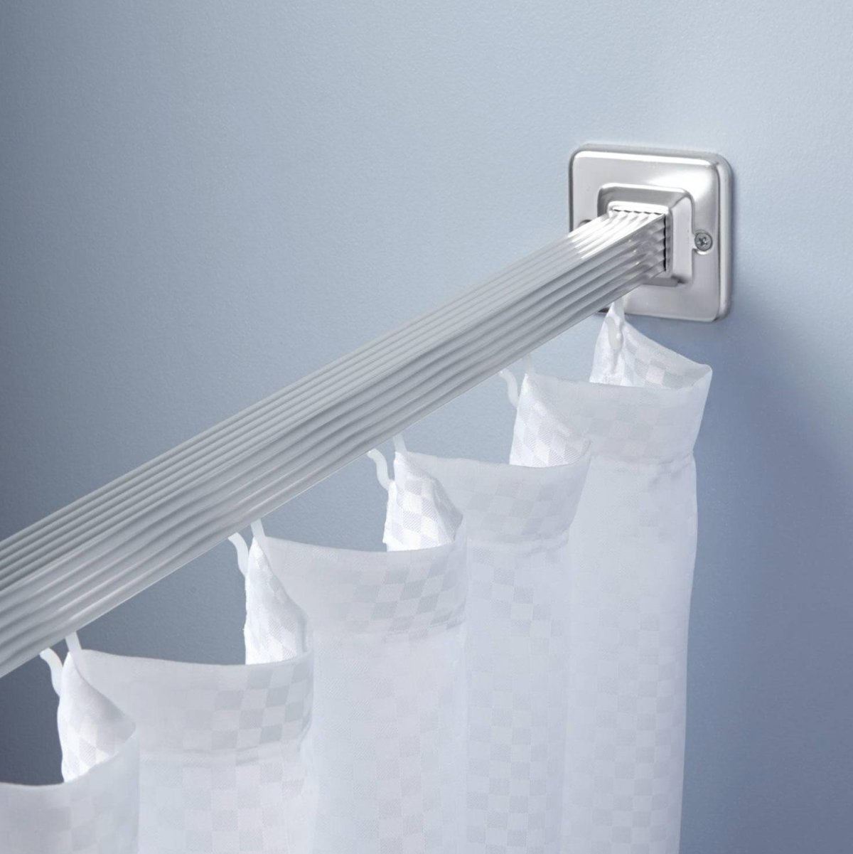 Держатель для шторы в ванной