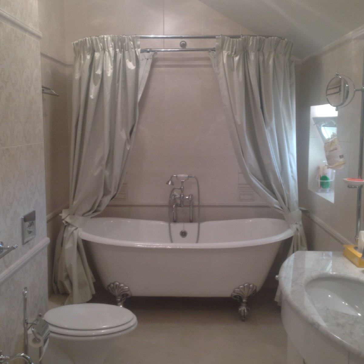 Карниз для овальной ванны