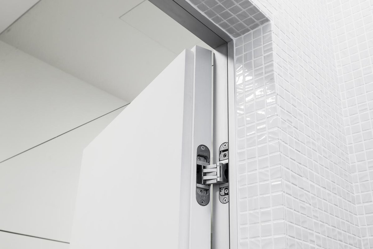 Дверь скрытого монтажа в ванной