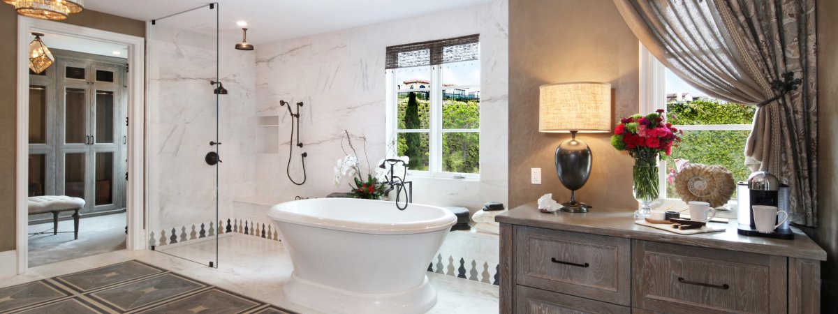 Умывальник отдельностоящий элитный у окна