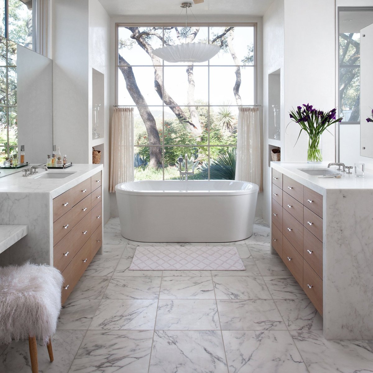 Интерьер ванной с окном