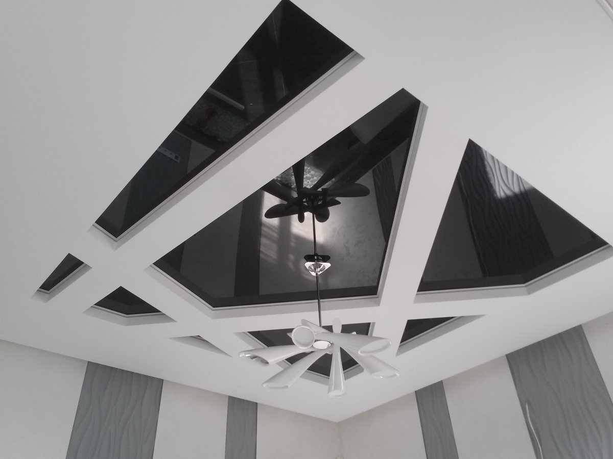 Натяжной потолок черный глянец