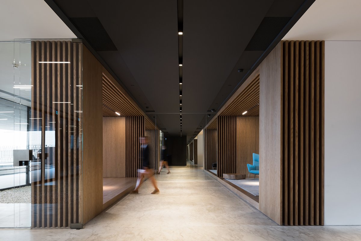 Интерьер коридора офисного здания