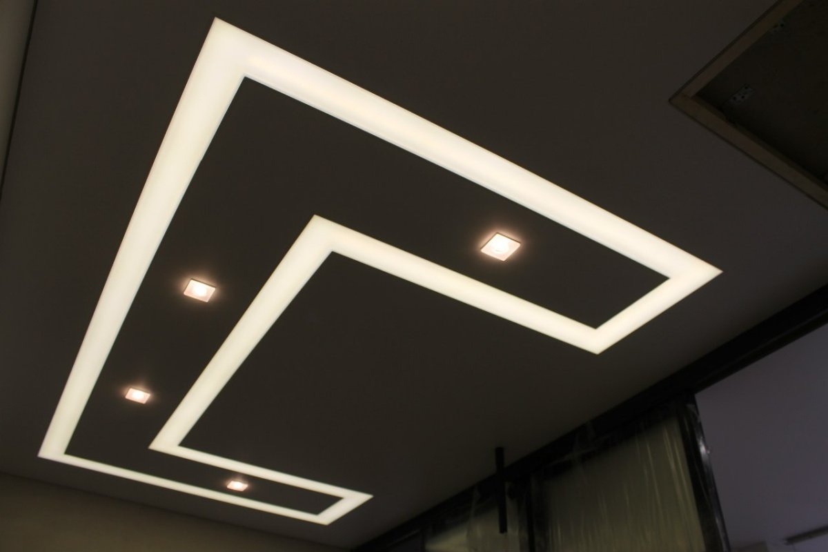 Натяжной потолок черный глянец со световыми линиями