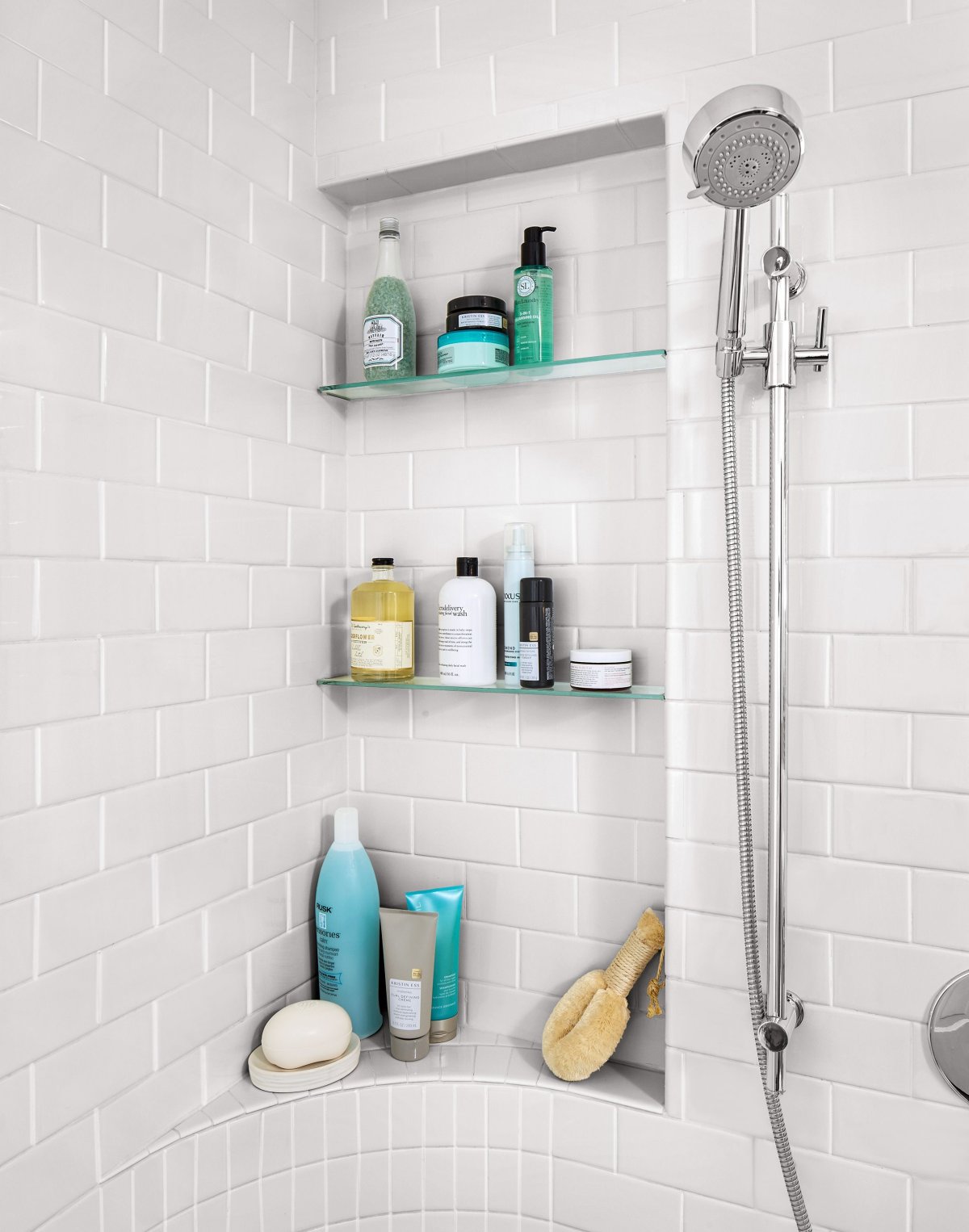 Встроенная полка в ванной для шампуней