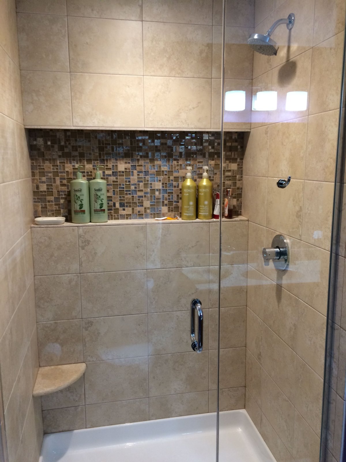 Душевая с полками из плитки