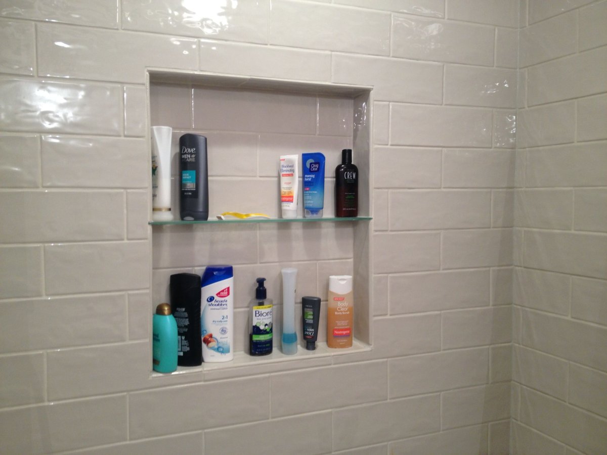 Встроенная полка в ванной для шампуней