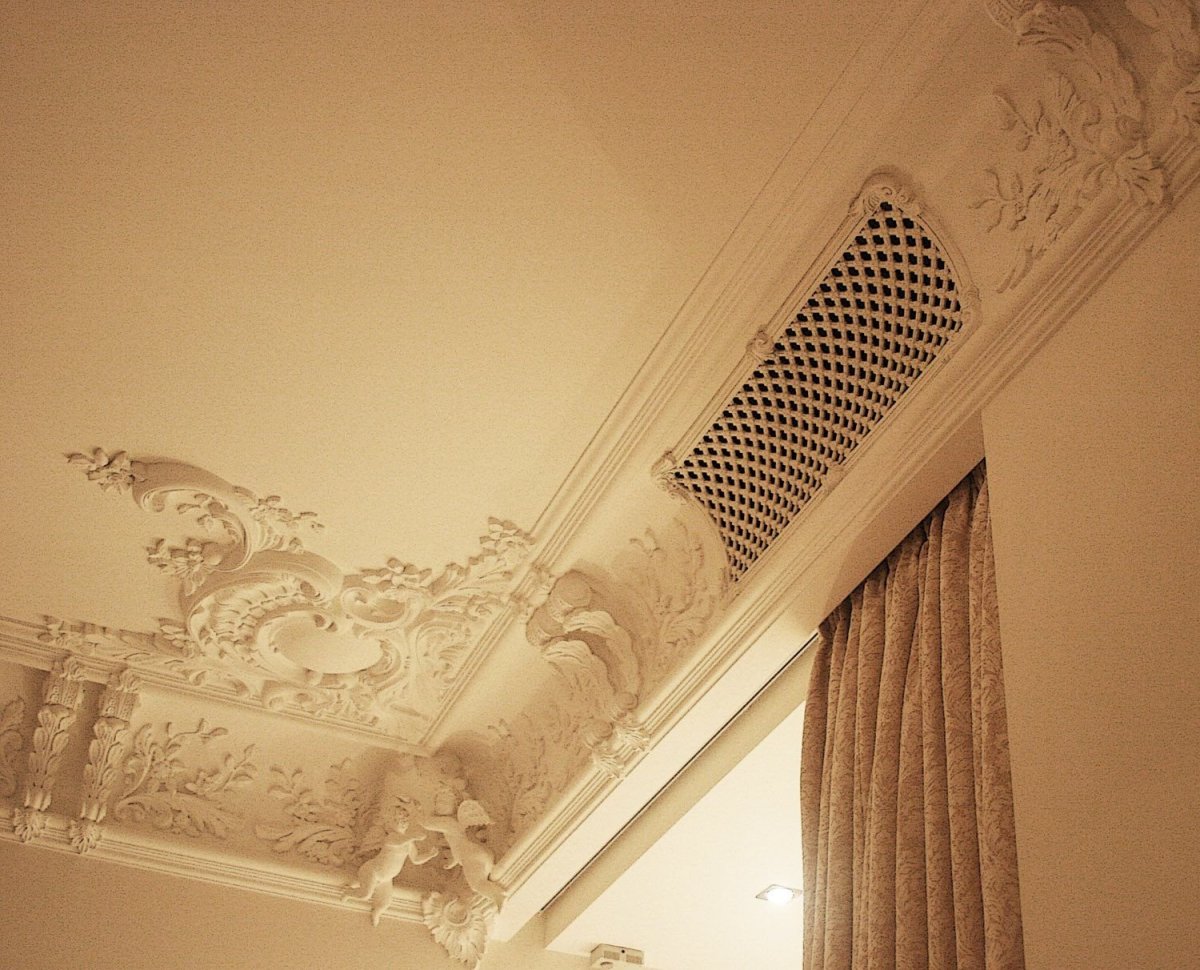 Вент решетка в лепном карнизе
