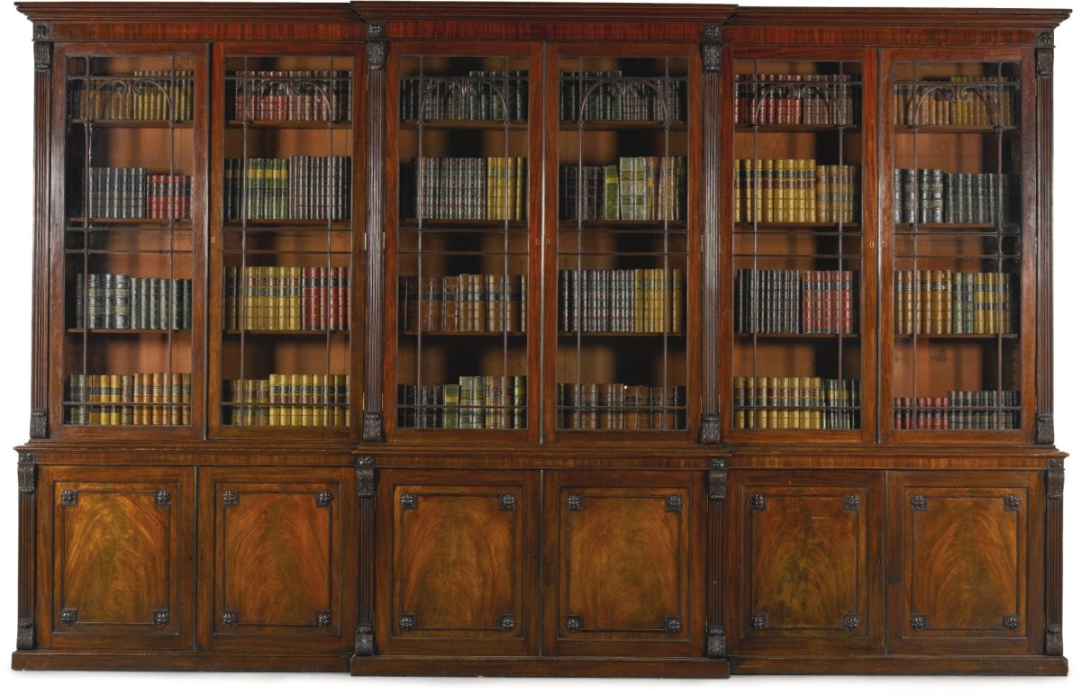 Старый книжный шкаф