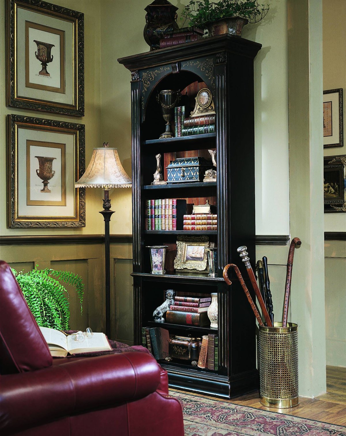 Винтажный книжный шкаф