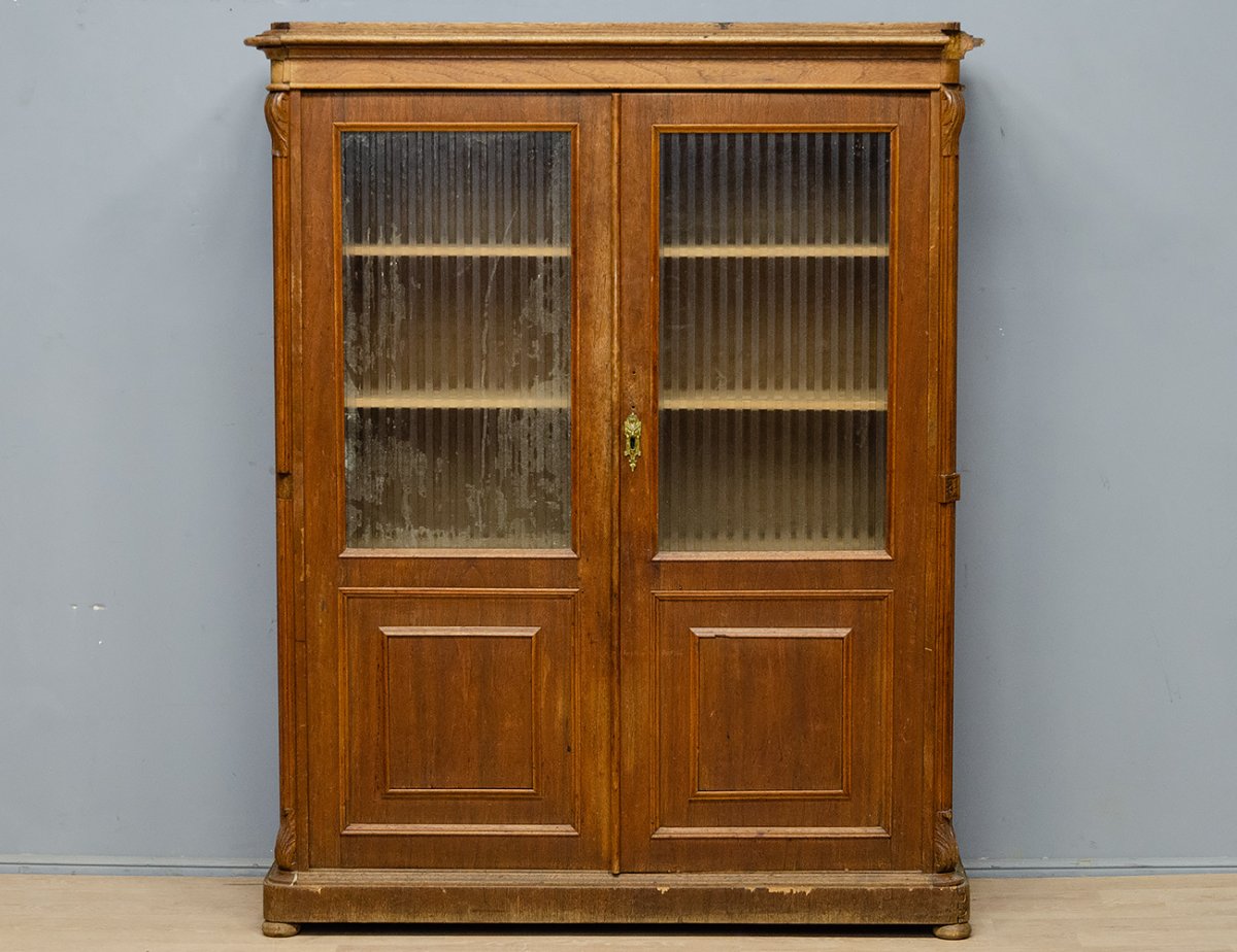 Антикварный книжный шкаф