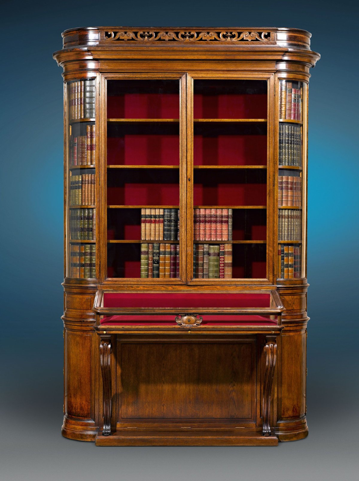 Старый книжный шкаф