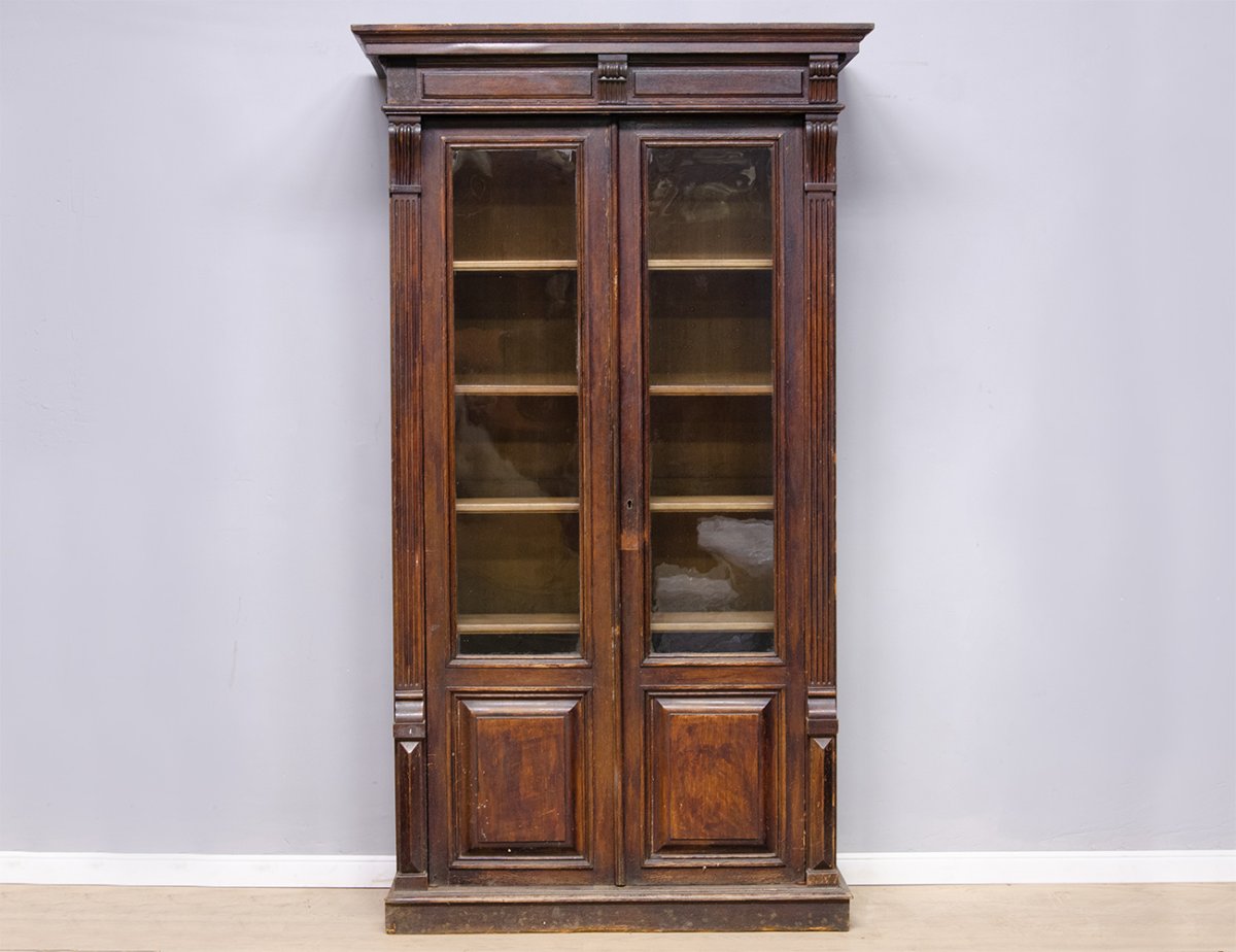 Антикварный книжный шкаф