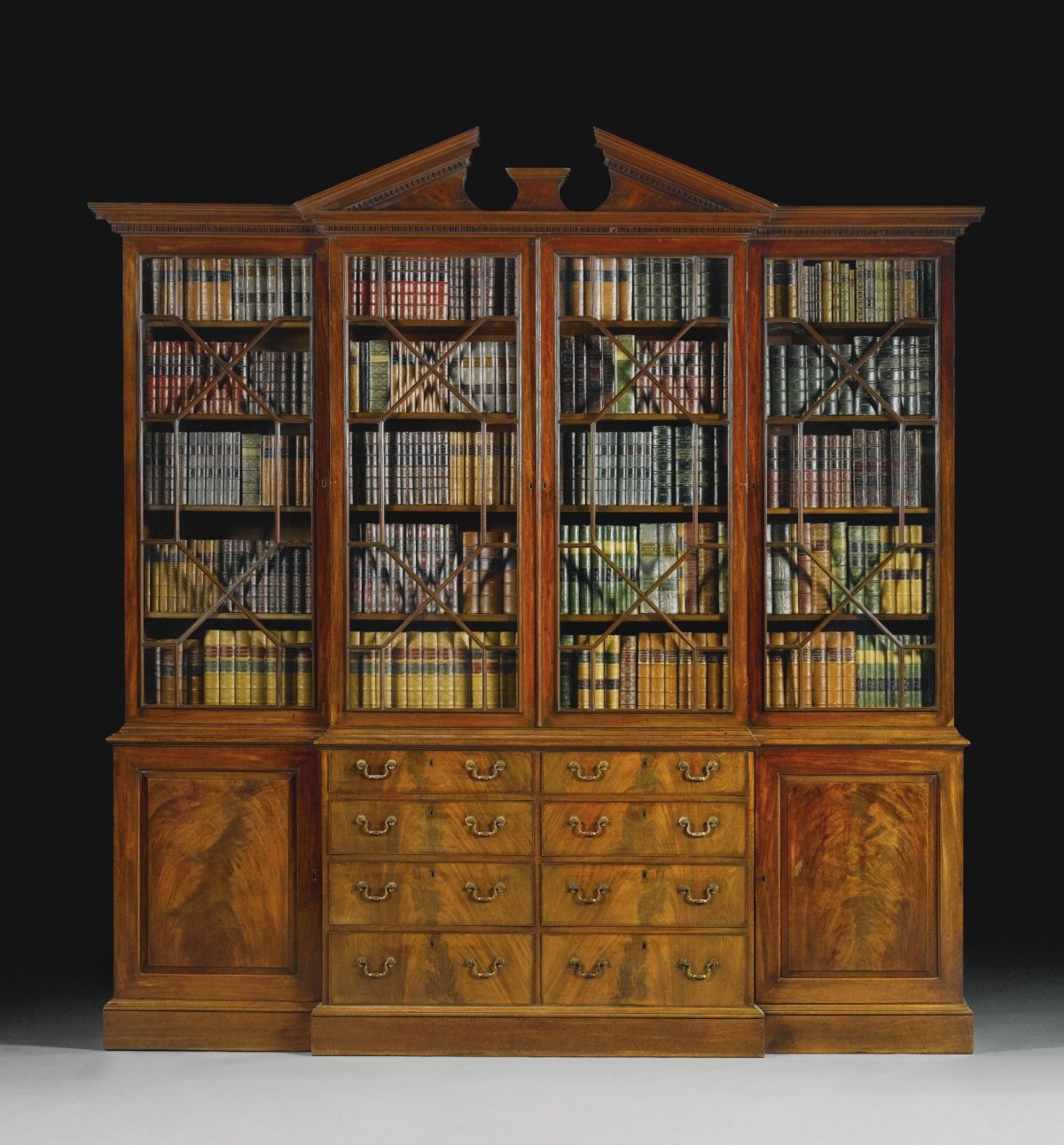 Винтажный книжный шкаф