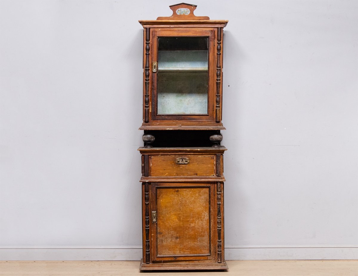 Старая мебель черная старинные горки и витрины