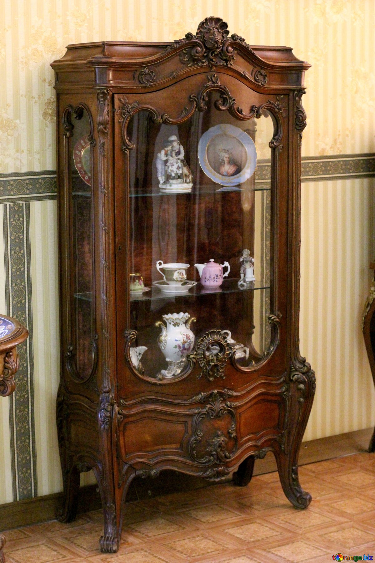 Антикварный сервант