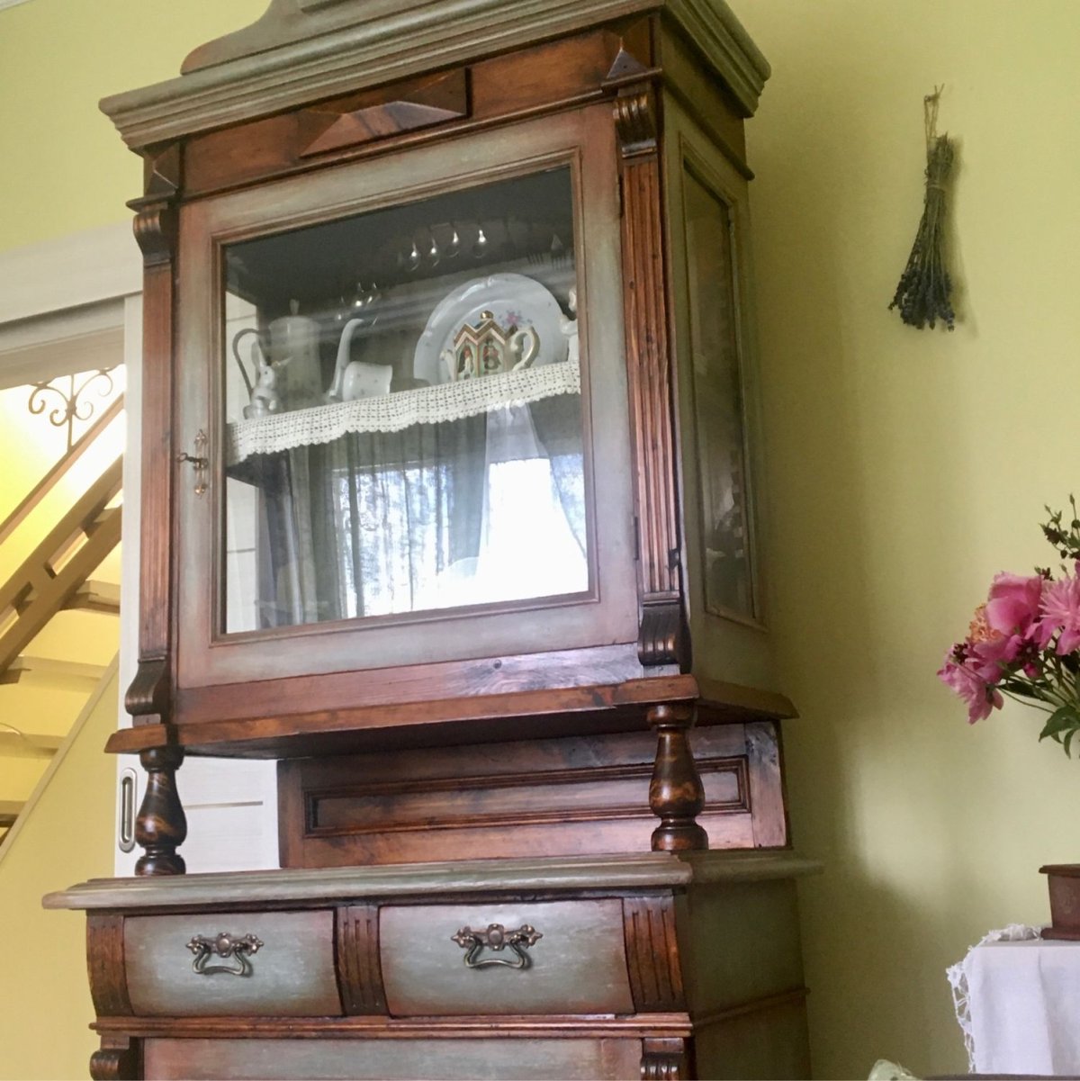 Горка мебель старинная