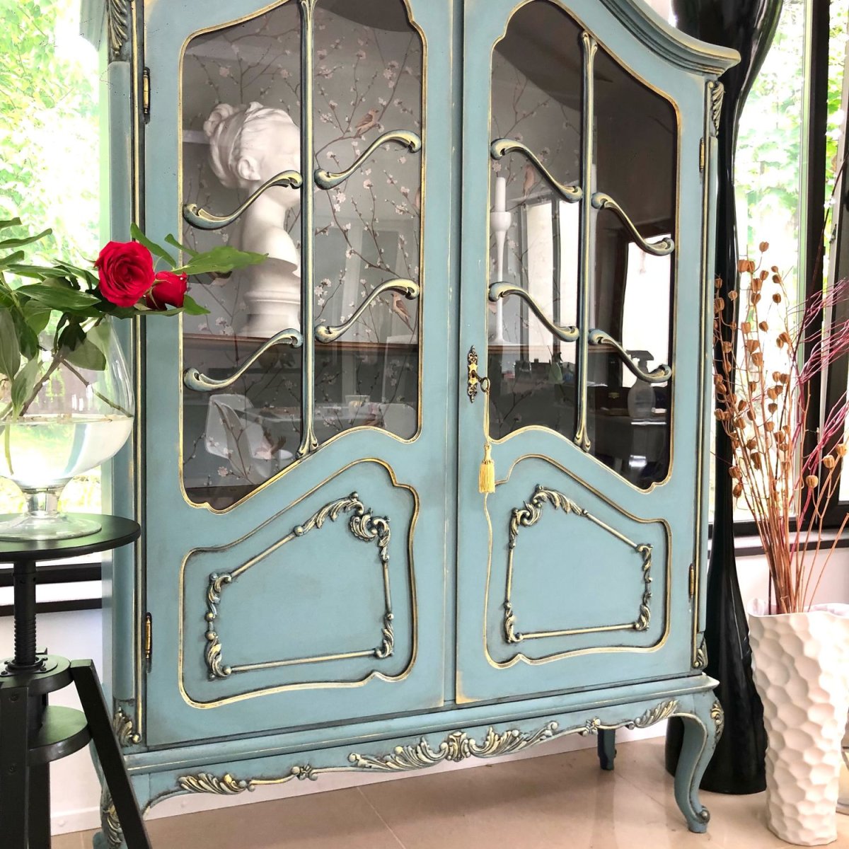 Резной шкаф