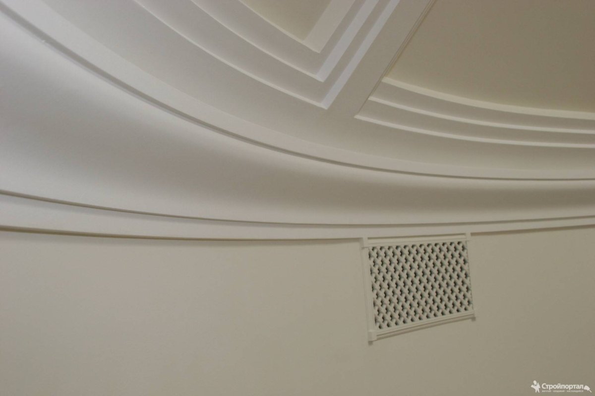 Вентиляционная решетка в потолочном карнизе