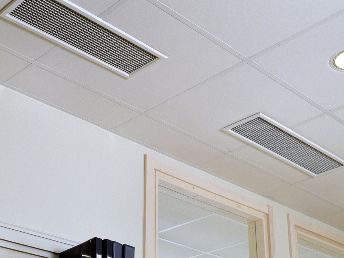 Вентиляционная решетка в потолке