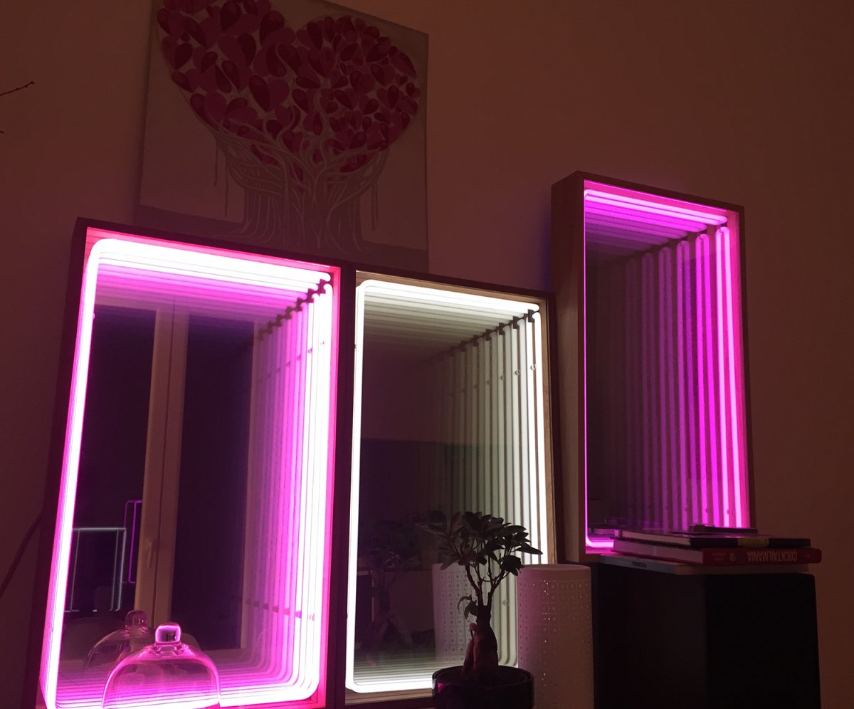 Зеркало с неоновой подсветкой