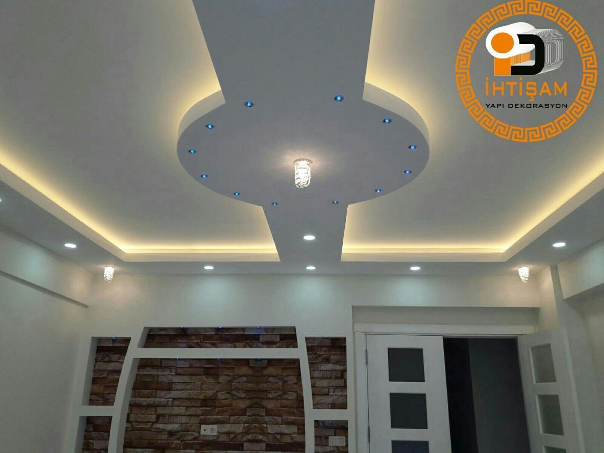 Фигурный гипсокартонный потолок в зале