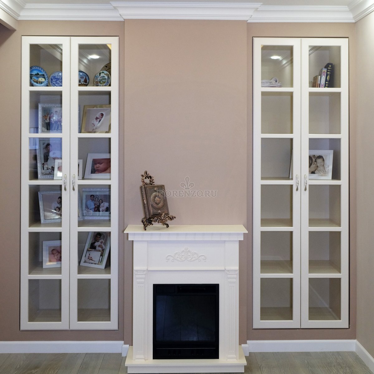 Встроенный книжный шкаф в нише