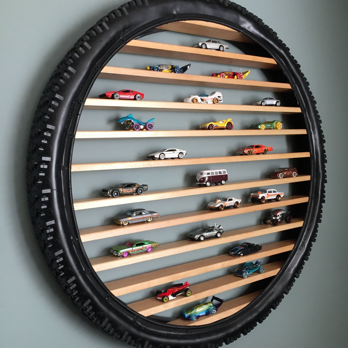 Полочка для машин из шины