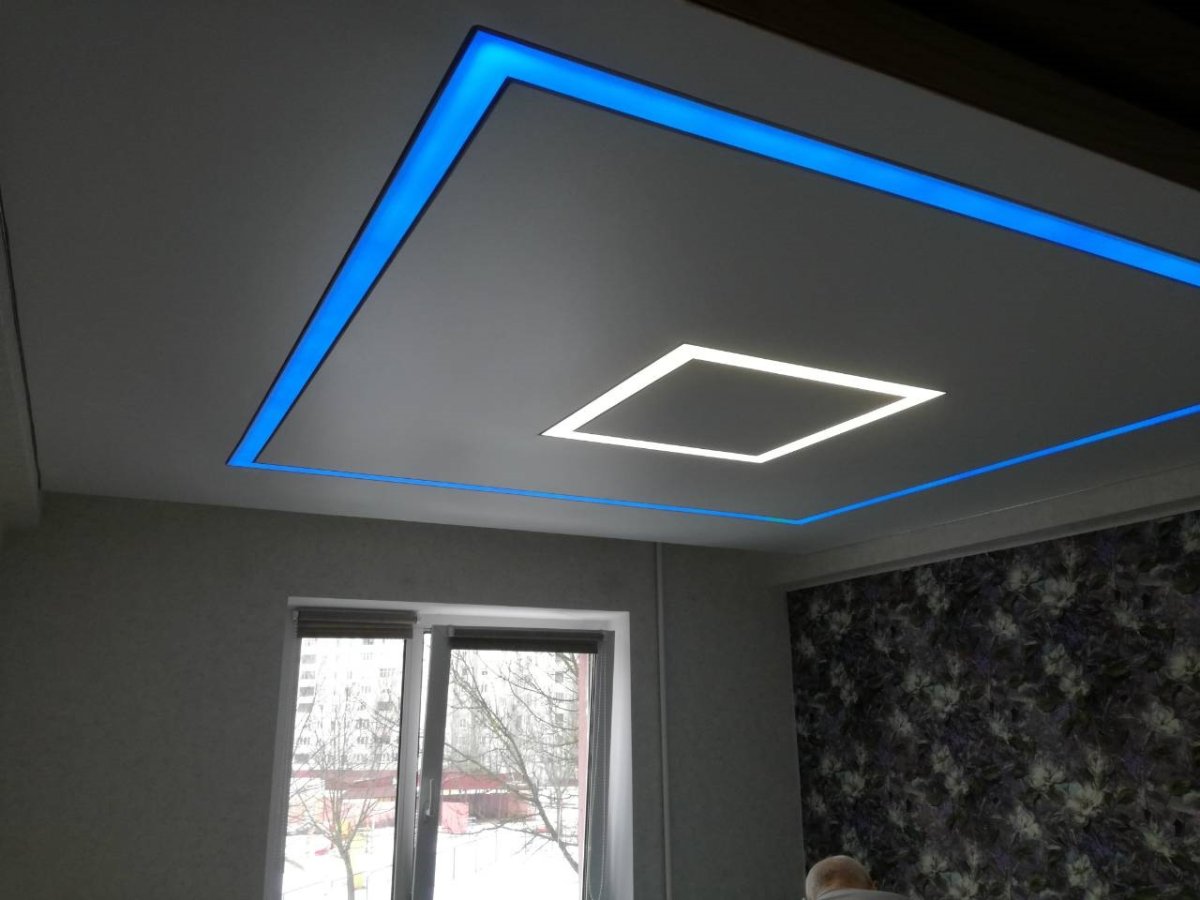 Световые линии в зале