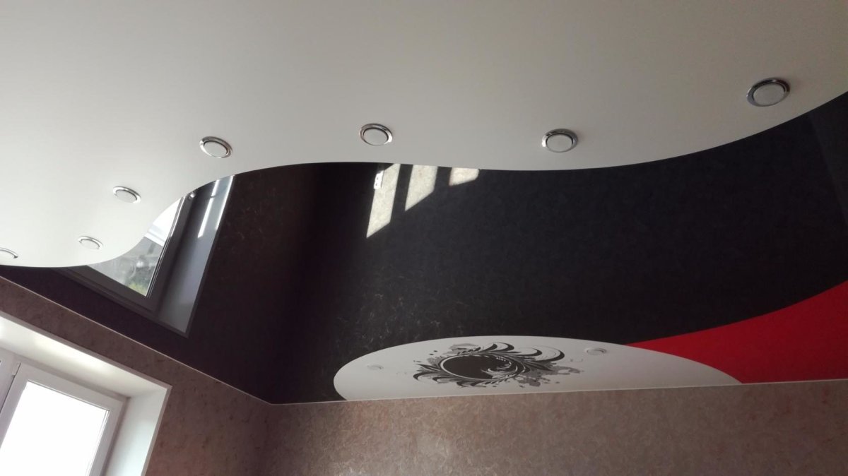 Комбинированный черно белый натяжной потолок