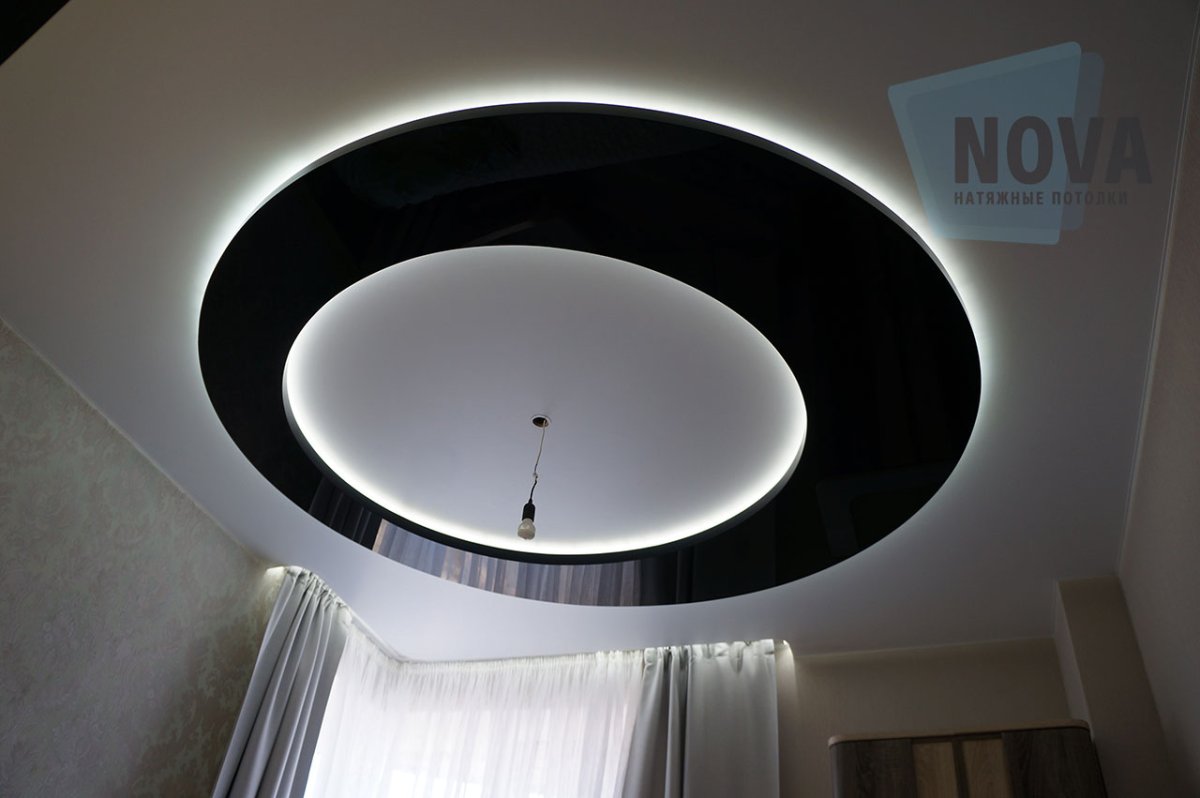 Натяжной потолок белый с черным