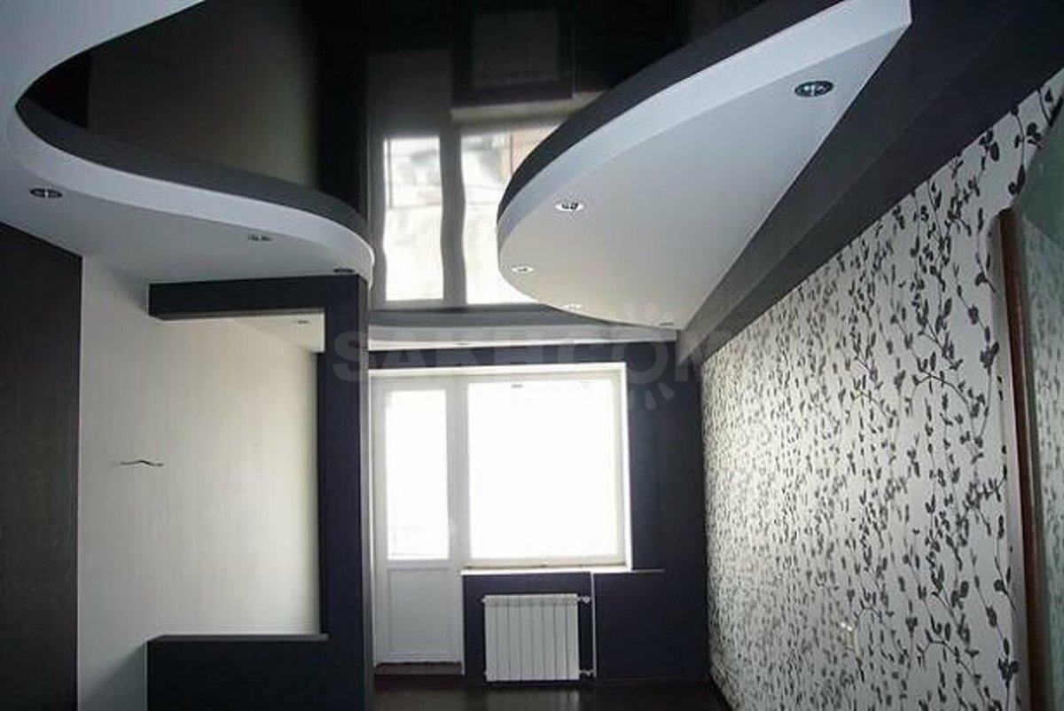 Черный потолок в маленькой комнате