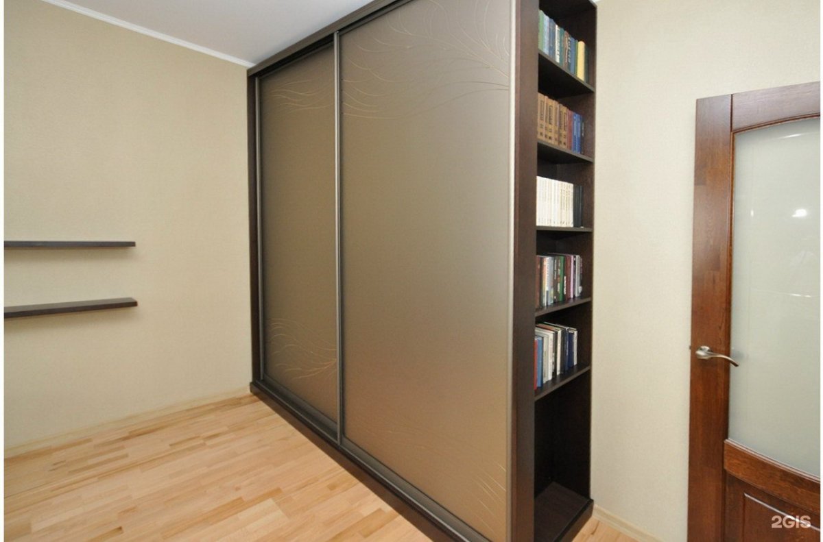 Шкаф купе с полочками сбоку