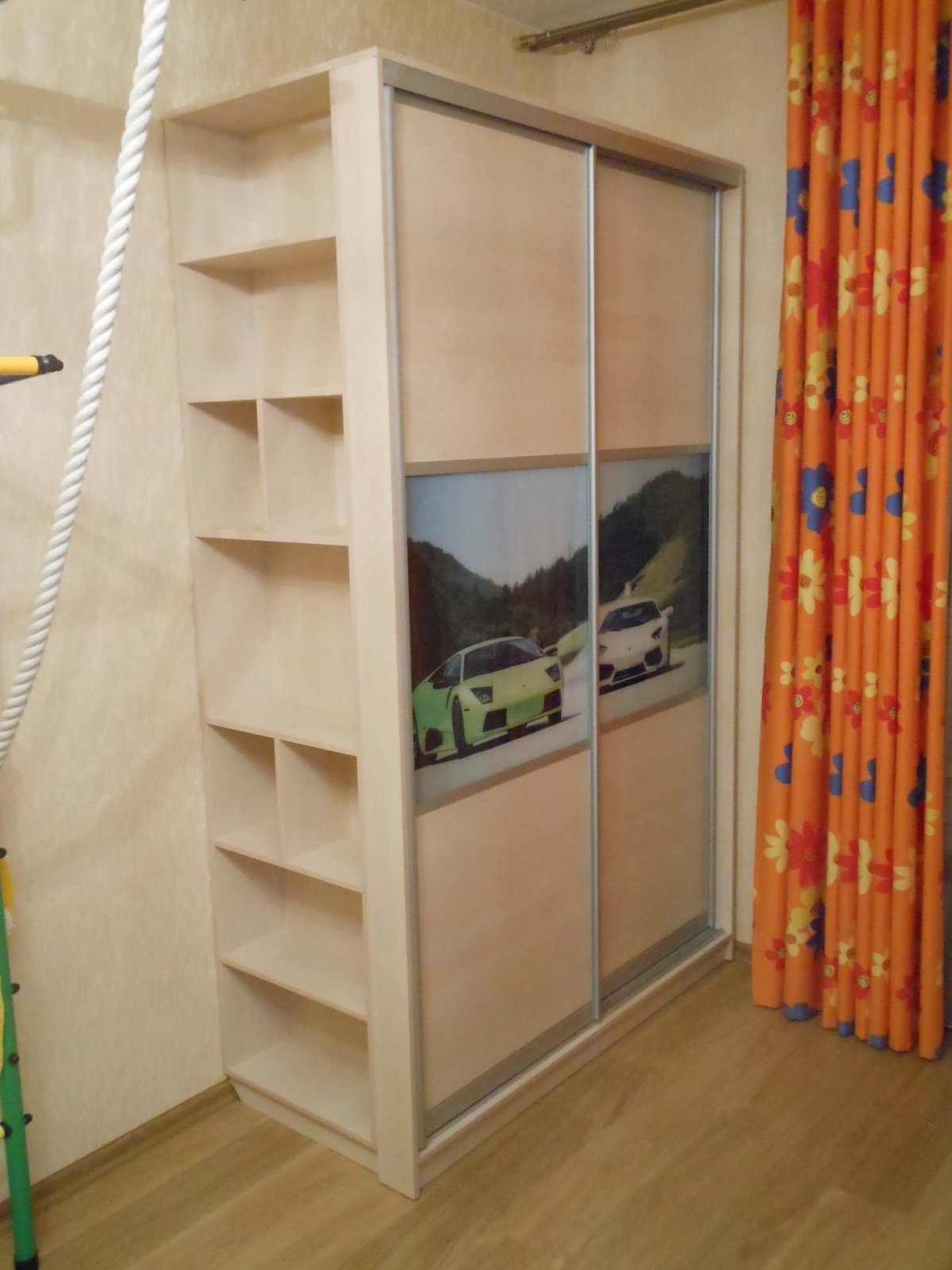 Шкаф с полками сбоку